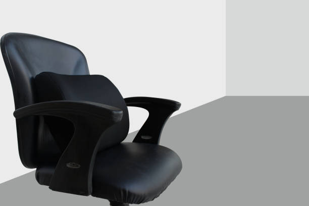 تصویر 4 از صندلی اداری کلاسیک با دسته های چوبی و نشیمن نرم